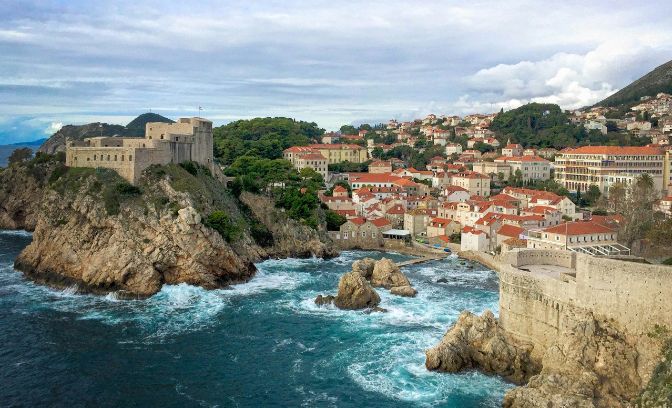 De zee tegen de rotsen aan bij Dubrovnik